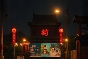 《雾港来信》悬疑剧集封面，雨夜灯塔与旧信封的构图