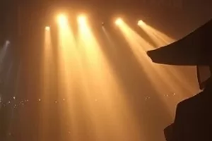 《慢火炖汤》美食纪录封面，砂锅与窗边慢炖的热气
